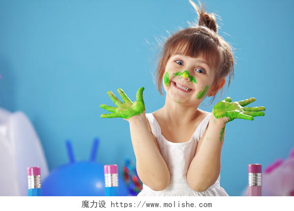 双手涂满彩色颜料的开心的外国小女孩人物美好童年六一儿童节61儿童节图片